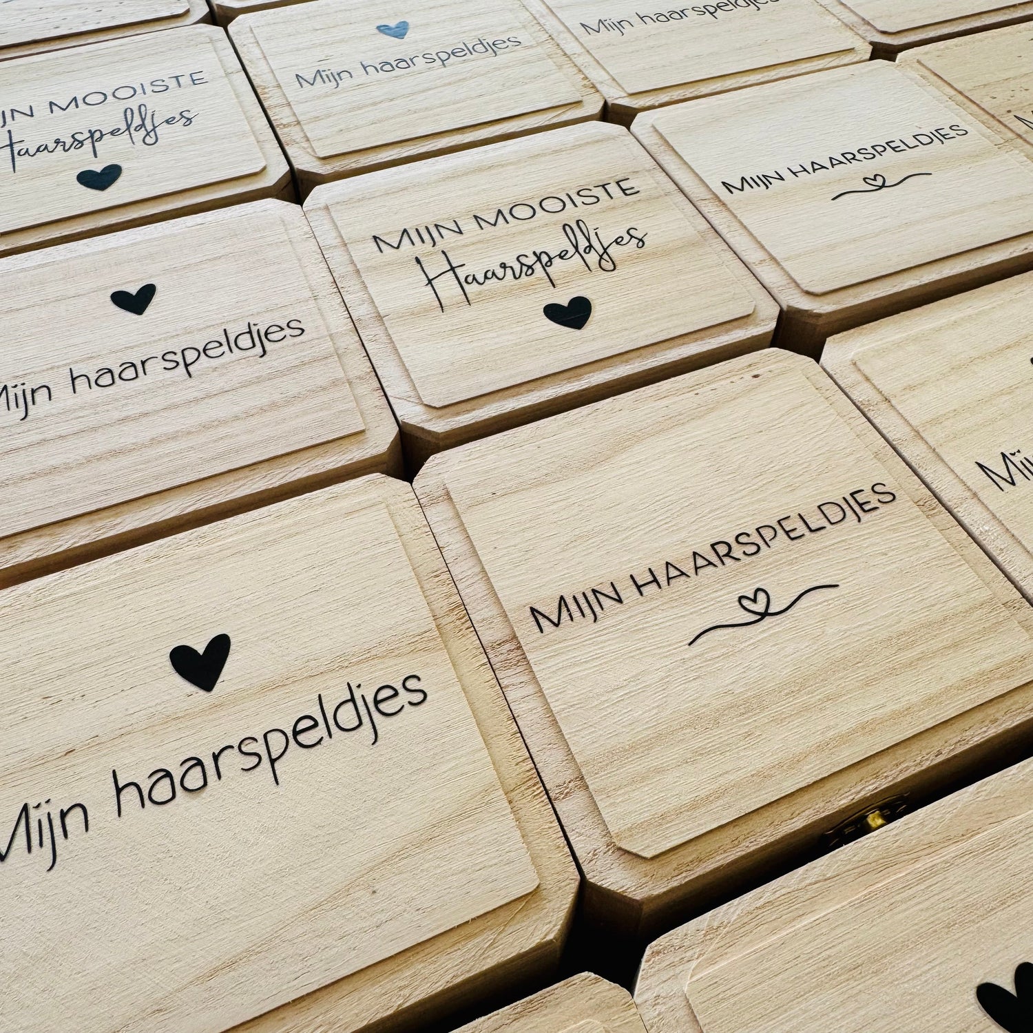 Houten Producten - Bibi Kidz - Kinderhaarspeldjes en baby accessoires voor pasgeboren baby bij Bibi Kidz, zachte babykleding, speendoekjes, spenen en gepersonaliseerde kraamcadeaus voor baby’s.