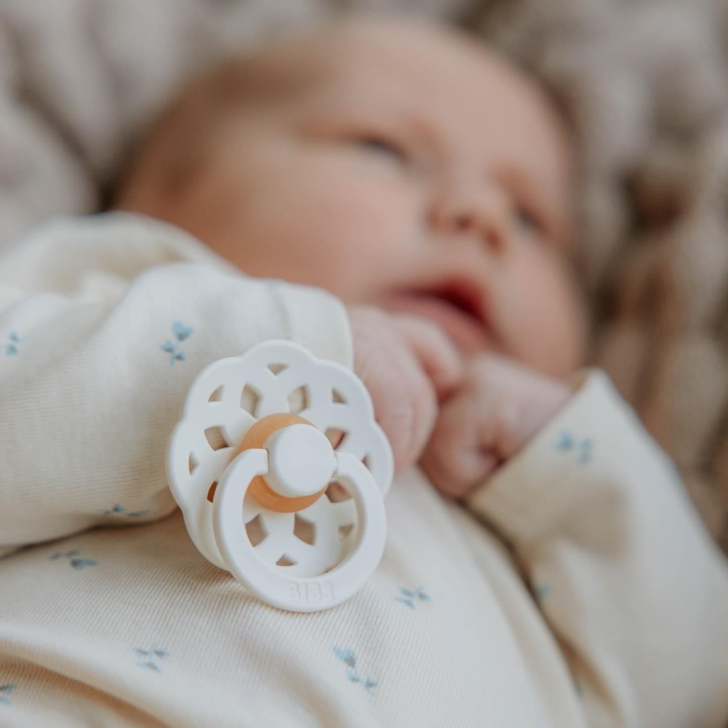 Spenen - Bibi Kidz - Kinderhaarspeldjes en baby accessoires voor pasgeboren baby bij Bibi Kidz, zachte babykleding, speendoekjes, spenen en gepersonaliseerde kraamcadeaus voor baby’s.