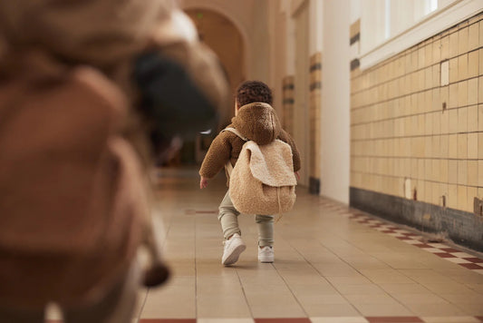Rugzakje Bouclé - Naturel - Bibi Kidz - Kinderhaarspeldjes en baby accessoires voor pasgeboren baby bij Bibi Kidz, zachte babykleding, speendoekjes, spenen en gepersonaliseerde kraamcadeaus voor baby’s.