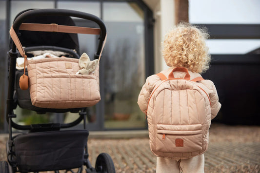Rugzakje Puffed - Biscuit - Bibi Kidz - Kinderhaarspeldjes en baby accessoires voor pasgeboren baby bij Bibi Kidz, zachte babykleding, speendoekjes, spenen en gepersonaliseerde kraamcadeaus voor baby’s.
