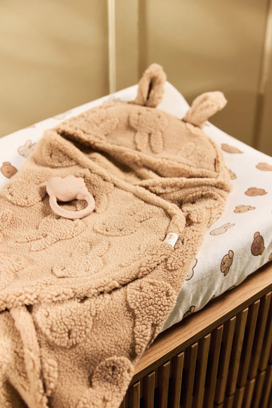 Wikkeldeken - Miffy Jacquard - Bibi Kidz - Kinderhaarspeldjes en baby accessoires voor pasgeboren baby bij Bibi Kidz, zachte babykleding, speendoekjes, spenen en gepersonaliseerde kraamcadeaus voor baby’s.
