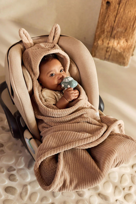 Wikkeldeken Bunny Cloud rib - Milky coffee - Bibi Kidz - Kinderhaarspeldjes en baby accessoires voor pasgeboren baby bij Bibi Kidz, zachte babykleding, speendoekjes, spenen en gepersonaliseerde kraamcadeaus voor baby’s.