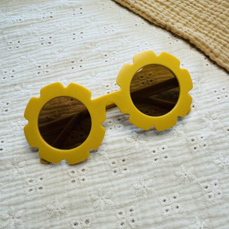 Zonnebril Yellow - Bibi Kidz - Kinderhaarspeldjes en baby accessoires voor pasgeboren baby bij Bibi Kidz, zachte babykleding, speendoekjes, spenen en gepersonaliseerde kraamcadeaus voor baby’s.