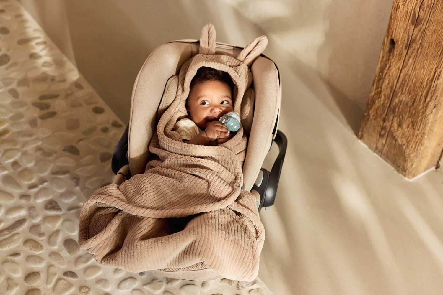 Wikkeldeken Bunny Cloud rib - Milky coffee - Bibi Kidz - Kinderhaarspeldjes en baby accessoires voor pasgeboren baby bij Bibi Kidz, zachte babykleding, speendoekjes, spenen en gepersonaliseerde kraamcadeaus voor baby’s.