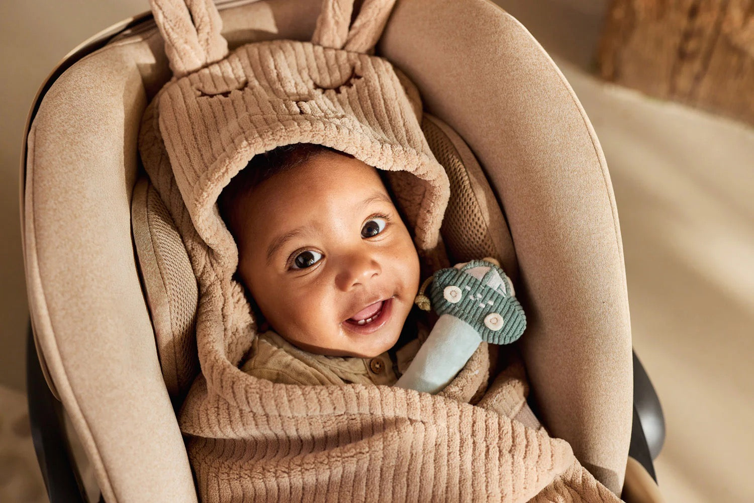 Wikkeldeken Bunny Cloud rib - Milky coffee - Bibi Kidz - Kinderhaarspeldjes en baby accessoires voor pasgeboren baby bij Bibi Kidz, zachte babykleding, speendoekjes, spenen en gepersonaliseerde kraamcadeaus voor baby’s.