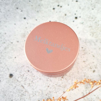 Metalen tandendoosje - Rose goud - Bibi Kidz - Kinderhaarspeldjes en baby accessoires voor pasgeboren baby bij Bibi Kidz, zachte babykleding, speendoekjes, spenen en gepersonaliseerde kraamcadeaus voor baby’s.