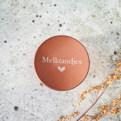 Metalen tandendoosje - Roest bruin - Bibi Kidz - Kinderhaarspeldjes en baby accessoires voor pasgeboren baby bij Bibi Kidz, zachte babykleding, speendoekjes, spenen en gepersonaliseerde kraamcadeaus voor baby’s.