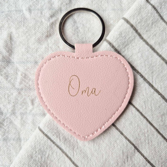 Sleutelhanger Hart Oma - Roze - Bibi Kidz - Kinderhaarspeldjes en baby accessoires voor pasgeboren baby bij Bibi Kidz, zachte babykleding, speendoekjes, spenen en gepersonaliseerde kraamcadeaus voor baby’s.