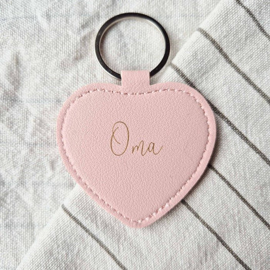 Sleutelhanger Hart Oma - Roze - Bibi Kidz - Kinderhaarspeldjes en baby accessoires voor pasgeboren baby bij Bibi Kidz, zachte babykleding, speendoekjes, spenen en gepersonaliseerde kraamcadeaus voor baby’s.