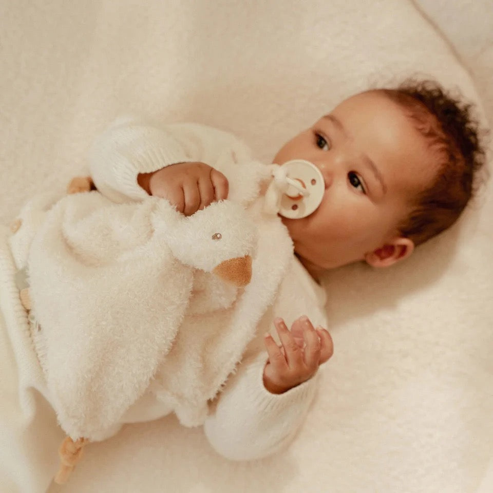Knuffeldoekje Little Goose - Bibi Kidz - Kinderhaarspeldjes en baby accessoires voor pasgeboren baby bij Bibi Kidz, zachte babykleding, speendoekjes, spenen en gepersonaliseerde kraamcadeaus voor baby’s.