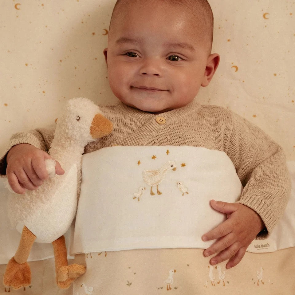 Knuffel Gans 17cm - Bibi Kidz - Kinderhaarspeldjes en baby accessoires voor pasgeboren baby bij Bibi Kidz, zachte babykleding, speendoekjes, spenen en gepersonaliseerde kraamcadeaus voor baby’s.