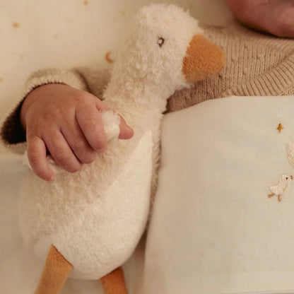 Knuffel Gans 17cm - Bibi Kidz - Kinderhaarspeldjes en baby accessoires voor pasgeboren baby bij Bibi Kidz, zachte babykleding, speendoekjes, spenen en gepersonaliseerde kraamcadeaus voor baby’s.