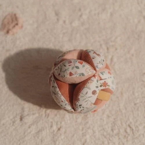 Grijpbal Fairy garden - Bibi Kidz - Kinderhaarspeldjes en baby accessoires voor pasgeboren baby bij Bibi Kidz, zachte babykleding, speendoekjes, spenen en gepersonaliseerde kraamcadeaus voor baby’s.