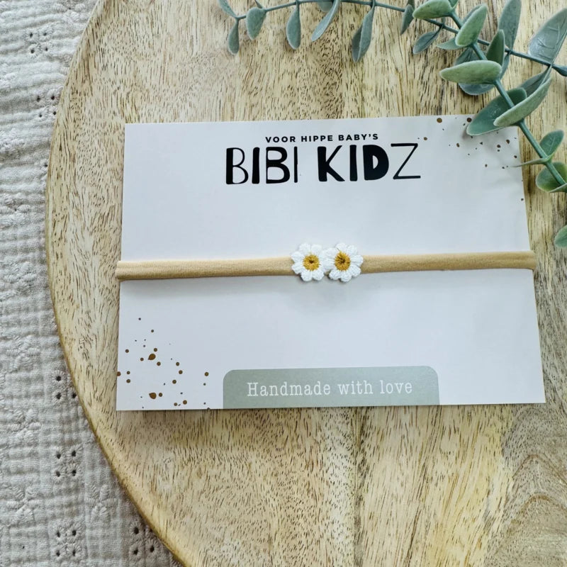 Haarbandje Mini Madeliefjes - Bibi Kidz - Kinderhaarspeldjes en baby accessoires voor pasgeboren baby bij Bibi Kidz, zachte babykleding, speendoekjes, spenen en gepersonaliseerde kraamcadeaus voor baby’s.